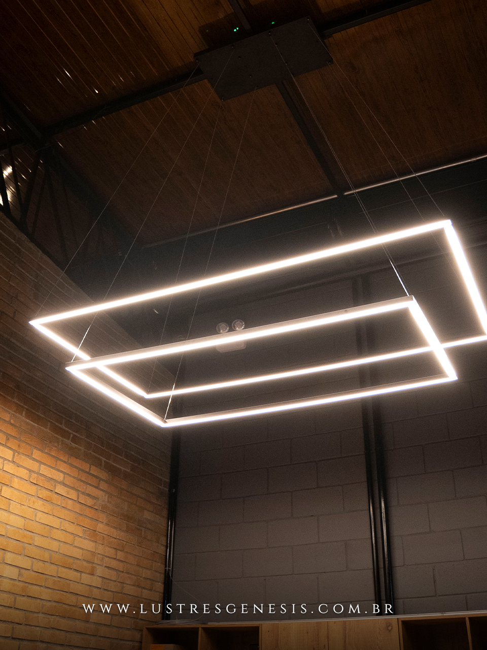 Lustre de LED quadrado sob medida modelo preto, ideal para casas com pé direito duplo ou alto, design moderno da Lustres Gênesis.